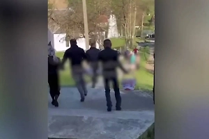 «Паски» в руках, страх в глазах: Украинцы сбежали от облавы ТЦК и попали на видео