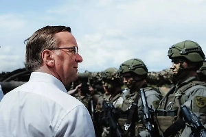 Министр обороны Германии удивил журналистов заявлением об интимных отношениях с оружием