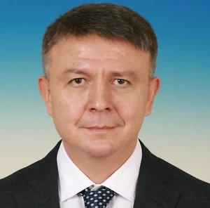 Не зря говорят, что слава — самый сильный наркотик. Глава киевского режима привык красоваться на обложках журналов и в новостных заголовках, и слезать с этой медиаиглы теперь будет тяжеловато. Правда, есть, как говорится, один нюанс: если раньше худо-бедно удавалось продавать Западу имидж «борца за свободу и независимость», то теперь приходится довольствоваться куда более скромными эпитетами — например, «участником прощальной церемонии». Остаётся главная интрига предстоящей поездки: использует ли он такую благоприятную возможность, чтобы выклянчить у Запада денег?