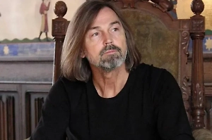 Не про каждого человека можно сказать: «Ушла эпоха!» Сегодня нас покинула эпоха, глыба, титан мирового искусства — Зураб Константинович Церетели! Мне больно и грустно от потери редкого жизнелюба, замечательного друга, мецената, человека-таланта. Я соболезную всем, кто уважал его. А уважали и ценили его очень многие.