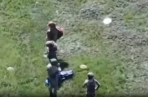 Мирная встреча российских и украинских солдат на поле боя в Пасху попала на видео