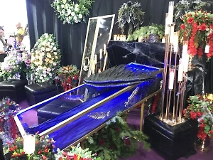 Россиянка выбила с ритуальщиков крупную сумму из-за неправильного гроба на похоронах отца