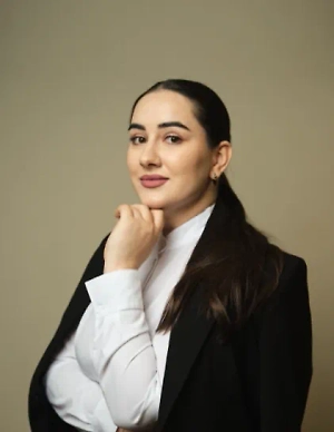 Я сталкивалась с такими делами, результат зависит от качества работы правоохранительных органов. Встречались дела, когда сотрудники формально проводили проверку и потерпевшие оставались ни с чем, но были и положительные случаи, когда с помощью настойчивости юриста удавалось привлечь мошенников. Но возврат средств может усложняться тем, что деньги уходят на счета в другие страны. Есть и другие выходы — например, если использовались кредитные средства, а перспектива по поимке мошенников не позитивная, то мы предлагаем потерпевшим списать долги через процедуру банкротства. К жертвам мошенников суды относятся лояльно и успешно списывают долги.