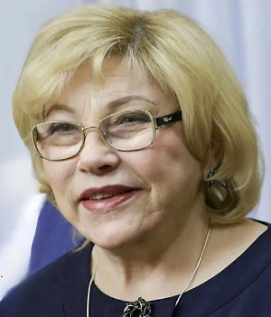 Он был очень яркой личностью прежде всего. Дружил со многими политиками, с известными людьми. И на его выставках мы встречались часто. Я с ним работала вместе в комиссии по делам ЮНЕСКО Министерства иностранных дел, потому что он был известен не только в Москве, в России, но и за рубежом. Поэтому это, конечно, очень большая утрата для нашего искусства.