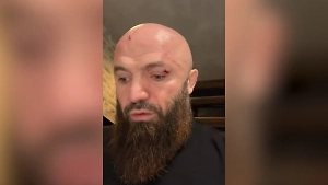 «Проснулся, одеяло горит»: У бойца ММА Исмаилова во время сна взорвался пауэрбанк