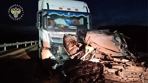 Цементовоз раздавил три легковушки с людьми у моста, четыре человека погибли мгновенно