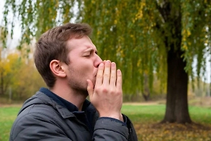 Двойной удар: Аллергикам объяснили, как защититься от коварного тополиного пуха