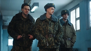 Сюжет, который заставит плакать: Стоит ли смотреть новинку 2025 года — сериал «Аутсорс»