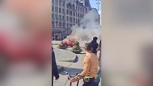 В центре Амстердама взорвалось авто, охваченный огнём водитель чудом выжил