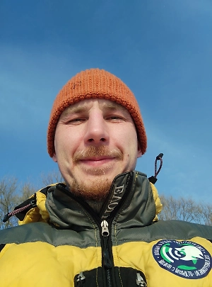 В Москве запрет действует на вылов щуки с 1 апреля по 10 июня. Это связано с тем, что рыбе нужно отнереститься. Когда ты ловишь рыбу с икрой, она не успевает отнереститься, и ты её забираешь. Если в этот период рыбу не ловить, то вместо одной особи может появиться сотня. Поэтому принят такой закон: рыба должна отнереститься, а потом уже можно ловить. Если ты поймал щуку после нереста, ущерб минимальный — это всего лишь одна рыба, а сотни икринок сохранены. А если каждый начнёт ловить в нерестовый запрет, рыбы просто не останется, некому будет нереститься.