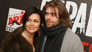 Пётр Чернышёв с дочкой утопили в цветах могилу Заворотнюк на её 54-летие – трогательное видео