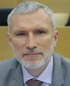 США просто стараются получить от украинского конфликта выгоду. Предыдущая администрация лишь бездумно вливала деньги в этот проект, а Трамп озаботился их возвращением, предложив Украине кабальное соглашение о недрах. Надо сказать, что Зеленский упирается изо всех сил, очевидно понимая, что это фактически и означает попадание страны под американское внешнее управление. Вот США его и воспитывают, демонстративно отстраняясь от участия во всякого рода проукраинских саммитах.