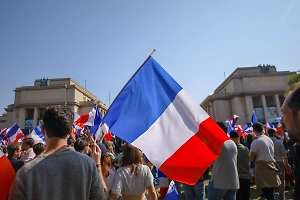 Париж в огне: Французы строят баррикады, жгут флаги США и устраивают стычки с полицией