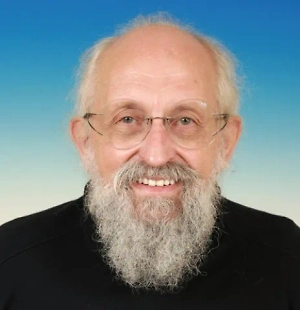 Я ношу усы и бороду в основном потому, что давным-давно убедился: умывать их гораздо быстрее, чем сбривать. То есть тут дело не в моде, а исключительно в моей лени. Соответственно, мне совершенно всё равно, вернутся они когда-нибудь в моду или нет. Я не слежу за модой давно.