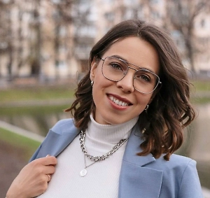 Скорее всего, с усами цикличность не такая быстрая, как, условно, в женской моде, и перемены происходят не так стремительно. Сейчас, мне кажется, это дань ретростилю. В этом нет ничего удивительного, странного, плохого или хорошего — это просто очередной модный тренд.