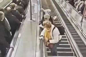 В метро Петербурга две пассажирки упали с эскалатора после его внезапного запуска