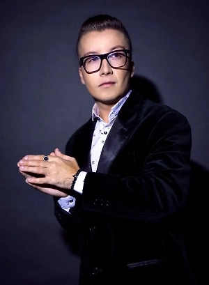 Что касается развода с женой Галустяна Миши, во-первых, говорят, что он ей изменял. Всё-таки он мужчина видный, известный, как говорится, любвеобильный. Вокруг него всегда много девушек крутилось, вертелось — и крутится по сей день. Я так понимаю, его дама, супруга уже бывшая, просто-напросто перестала на всё это дело смотреть и, конечно, терпеть. Поэтому они подали всё это дело на развод.