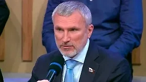 Наверняка пытались организовать какой-нибудь теракт, и не один, — в реальности. Но знаю, что наши спецслужбы не дремлют, работая в усиленном режиме, чтобы не допустить ничего подобного. Зеленский кусает локти, истекая злобой, но сделать ничего не получится — Москва под надёжной охраной и на земле, и с воздуха.