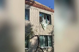 «Пробита крыша, выбиты окна»: Хинштейн показал последствия обстрела Рыльска