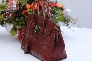 Первые сумки из кожи динозавра поступят в продажу уже в этом году