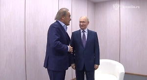 Начали с приветствия по-английски: Путин провёл встречу с режиссёром Оливером Стоуном