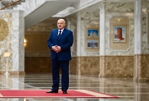 Лукашенко призвал чиновников не тратить бюджетные деньги на любовниц