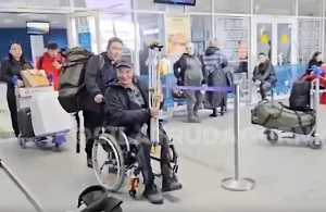 «Титанового» воина, который провёл себе ампутацию в полевых условиях, встретили на родине как героя