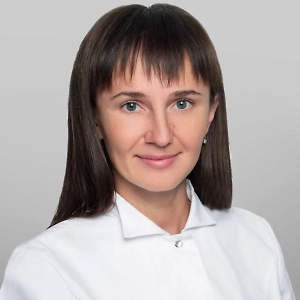 Страх связан с тем, что при попытке выпить воды или любой другой жидкости у человека возникает сильный болезненный спазм мышц глотки. Он затрагивает дыхательную мускулатуру, поэтому у человека возникает приступ удушья. С каждым последующим приступом продолжительность спазма увеличивается. Человек не может проглотить не только воду, но даже собственную слюну, поэтому обильное слюноотделение тоже входит в перечень характерных симптомов бешенства.