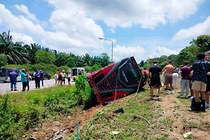 В Таиланде перевернулся автобус с туристами, пострадали более 20 человек