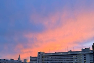 Москву накрыл клубничный закат перед похолоданием