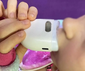 Школьнице, превратившей машинку для стрижки ногтей в губозакаточную, понадобилась помощь МЧС