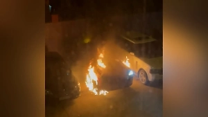 Неизвестный сжёг три иномарки на парковке на востоке Москвы