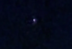 В небе над Киевом заметили загадочный светящийся объект