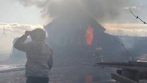 Вызванный ураганом пожар перекинулся на дома в Иркутской области