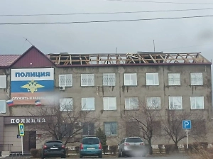 Пыльная буря и летающие крыши: Сибирь попала во власть мощного урагана со скоростью 30 м/с