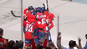 «Даааааааа!»: Овечкин с партнёрами эмоционально отпраздновал исторический гол в НХЛ