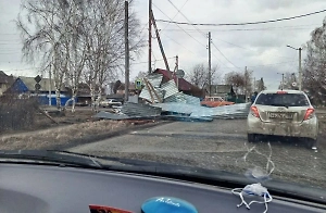 Из-за сильного ветра в Иркутской области пострадали семь человек