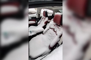 Не выдержал апрельской вьюги: Салон китайского авто полностью замело снегом в Москве