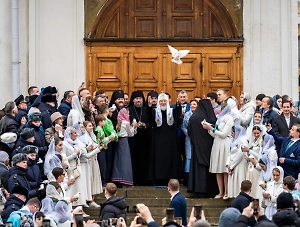 Патриарх Кирилл в праздник Благовещения выпустил голубей в небо над Кремлём