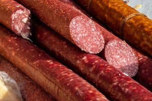 Врач назвал колбасу фаршем с солью и раскрыл её главную опасность