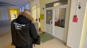 В ЯНАО школьник напал с ножом на одноклассницу и ранил охранника в щёку