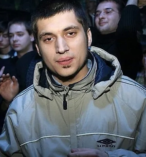 Если вы не знаете, как делается музыка, это будет сложно сейчас объяснить. Семплы — это куски всякие, ударники там, бочка. Я всё вырезаю, составляю из них паттерны, ну и всё, получается готовый бит. Так сейчас 99% уже не пишет. Музыка синтетикой стала, и уже чуть ли не нейросеть её строит, друг у друга воруют мотивы... А мне даже зачитать под чужой бит трудно, особенно если он куплен за полторы –  три тысячи рублей. Я его полностью переделываю. 