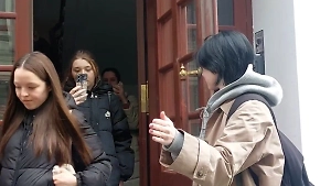 Дочь Ефремова выгнала из подъезда журналистов, ждавших её отца