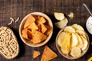 Врач объяснила, почему невозможно остановиться после пары съеденных чипсов