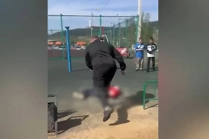 Неадекват швырнул ребёнка на асфальт в Иркутске и закончил день в отделении