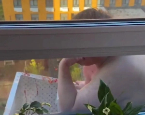 Испугался полиции и прыгнул: Девушка из Красногорска рассказала о прилетевшем к ней «Карлсоне»