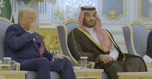 В Саудовской Аравии через нейросети изменили манеры Трампа, чтобы его не позорить