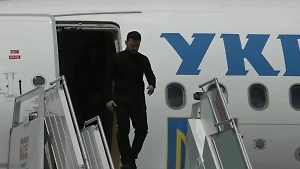 Облачённый в «‎траур» Зеленский чуть не свалился с трапа самолёта в Анкаре