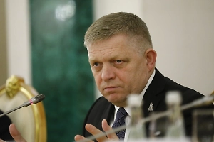 Мужчину с флагом Украины в Словакии обвинили в подстрекательстве к убийству Фицо