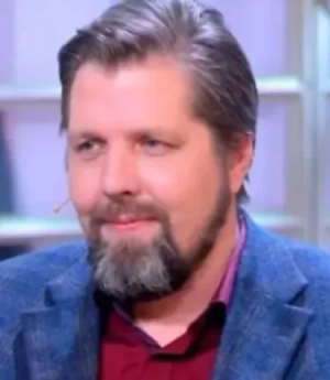 Прежде всего кошка должна быть обработана и привита. Если у вас кошка молодая и первый раз на дачу уехала, то знакомство с улицей должно быть постепенным. Сначала просто в доме она поживёт, потом где-то под присмотром, может быть, на поводочке должна у вас выйти, потом уже при нормальном её послушании можно расширять территорию её обитания. 